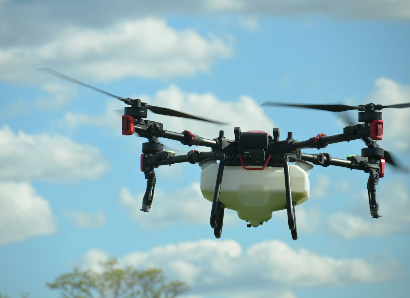 Drone agricolo in volo sopra un campo.